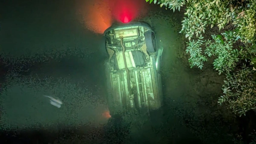 Imagen delo vehículo sumergido tras salirse de la vía en Boiro