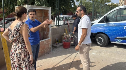 La alcaldesa de Águilas, María del Carmen Moreno ha visitado las obras de los puntos de carga de vehículos