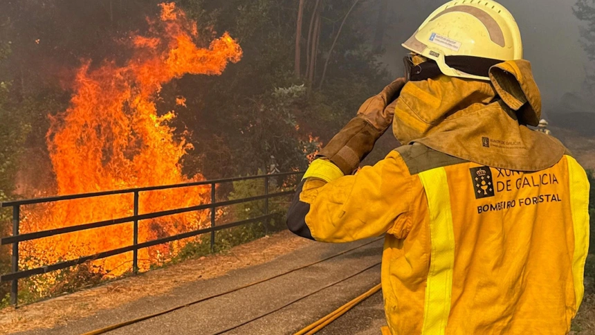 Un bombero forestal trabajando en las labores de extinción del incendio de A Cañiza (Galicia)