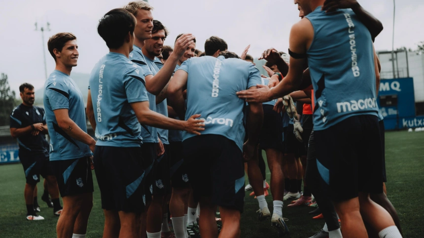 Los jugadores de la Real Sociedad reciben a uno de los fichajes del verano