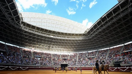 Paseíllo en la plaza de toros de La Ribera de Logroño