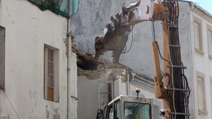 La piqueta se lleva por delante tres edificios de Xermán Alonso