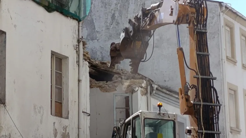 La piqueta se lleva por delante tres edificios de Xermán Alonso