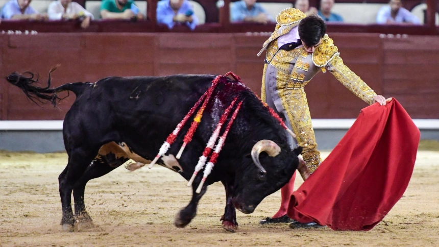 Natural de Cid de María ante el novillo con el que dio una vuelta al ruedo