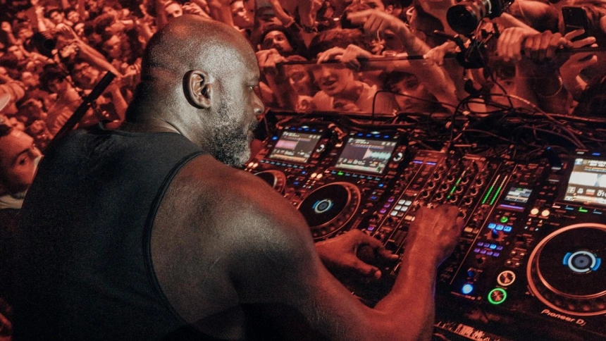 Shaquille O'Neal pinchando su sesión de techno en Pacha Barcelona