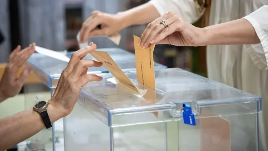 Un ciudadano votando en las pasadas elecciones generales