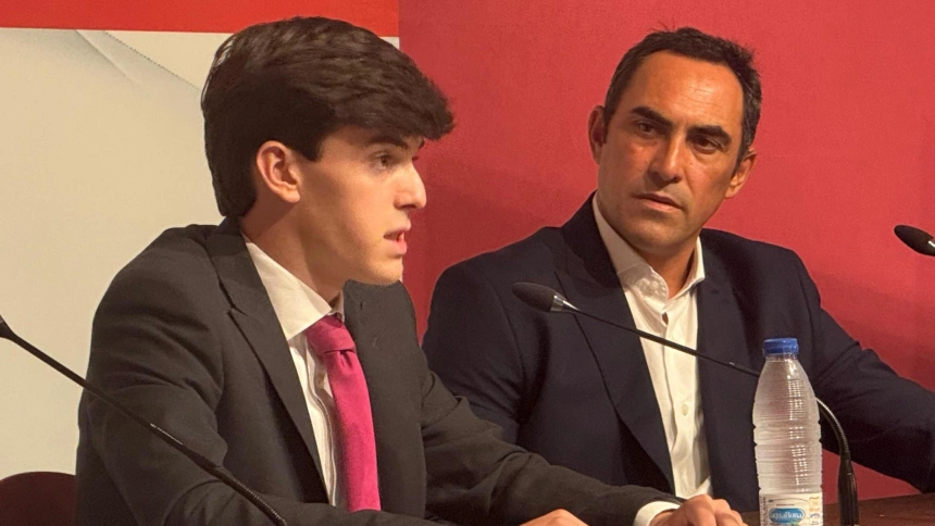 Sergio Rollón junto a su apoderado Luis González