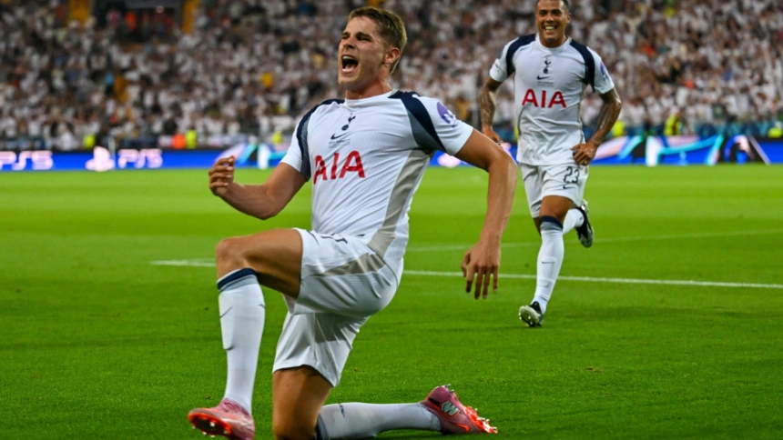 Van de Ven celebra el gol ante el PSG