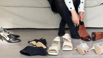 Una mujer probándose distintos calzados