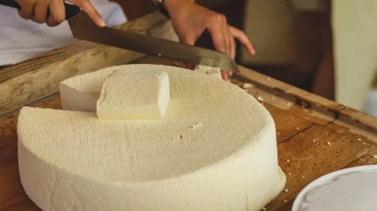 trabajador cortando queso