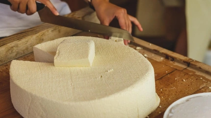 trabajador cortando queso