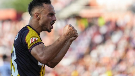 El centrocampista del Rayo Álvaro García celebra tras anotar el segundo gol del equipo durante el partido de la primera jornada de LaLiga que Girona CF y Rayo Vallecano disputan este viernes en el estadio Municipal de Montilivi.