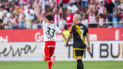 GIRONA, 15/08/2025.- El centrocampista del Girona Joel Roca celebra su gol, primero de su equipo, durante el partido de la primera jornada de LaLiga que Girona CF y Rayo Vallecano disputan este viernes en el estadio Municipal de Montilivi. EFE/Siu Wu