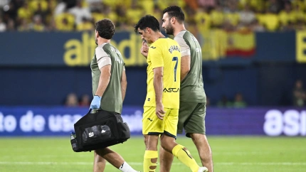 Gerard Moreno se retira lesionado durante el partido de la primera jornada ante el Oviedo.