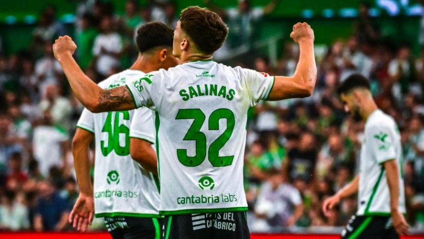 Salinas celebra uno de los goles del Racing de Santander