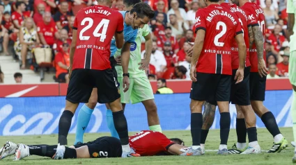 El defensa del Mallorca Antonio Raíllo tendido en el suelo (durante el gol que marca Ferrán Torres) en el partido de la primera jornada de LaLiga que RCD Mallorca y FC Barcelona disputan hoy sábado en el estadio de Son Moix. EFE/ Cati Cladera