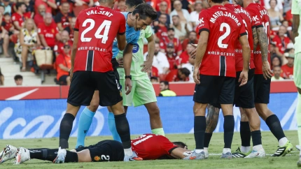 El defensa del Mallorca Antonio Raíllo tendido en el suelo (durante el gol que marca Ferrán Torres) en el partido de la primera jornada de LaLiga que RCD Mallorca y FC Barcelona disputan hoy sábado en el estadio de Son Moix. EFE/ Cati Cladera