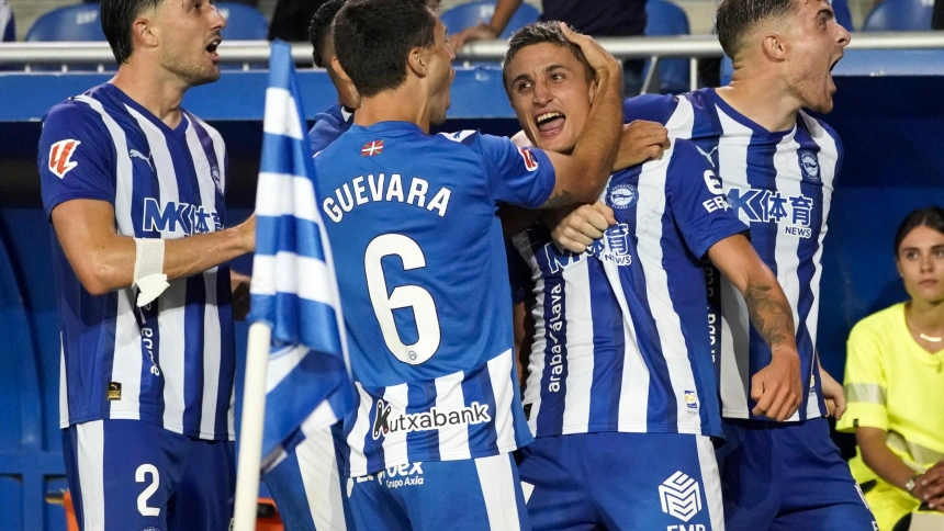 Tenaglia celebra con sus compañeros el gol de la victoria contra el Levante
