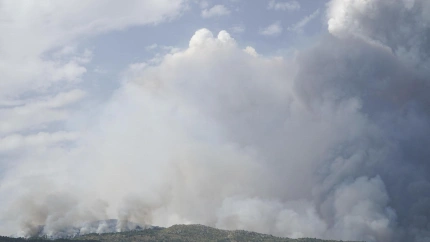 Imágenes del incendio forestal de Aliseda, momentos antes de que se acercara al monumento natural de los Barruecos en Malpartida de Cáceres