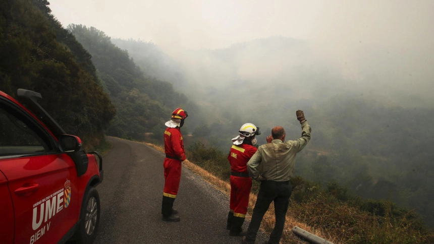Vecinos de Ponferrada esperan órdenes de la UME para bajar a refrescar la zona