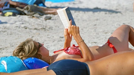 Mujer leyendo en la playa
