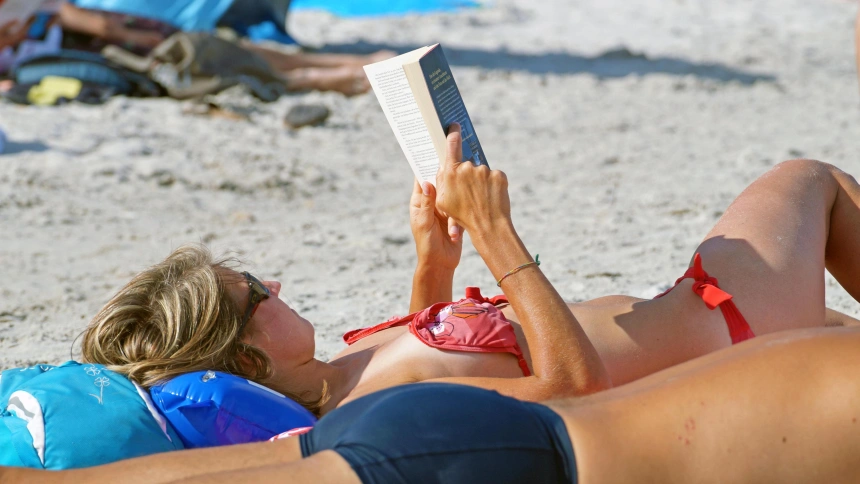 Mujer leyendo en la playa