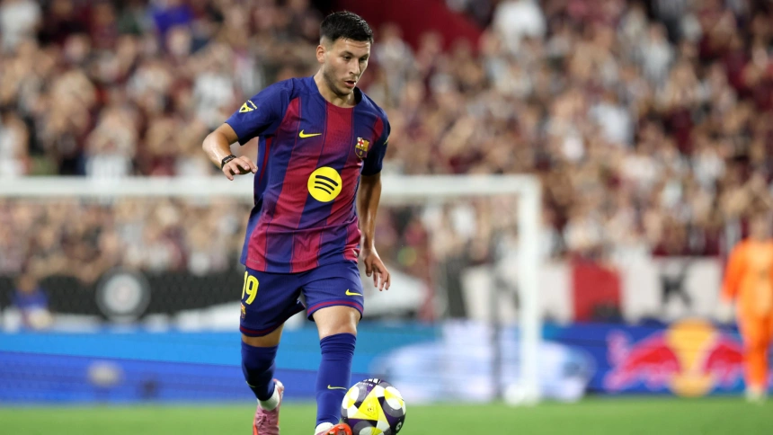 El extremo del Barcelona Roony Bardghji en acción este domingo, durante el partido amistoso que disputan el Vissel Kobe y el FC Barcelona, en el Noevir Stadium Kobe (Japón).