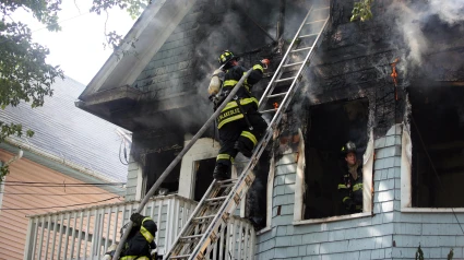 Bomberos en una vivienda