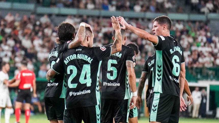 El Betis celebrando el gol de Aitor Ruibal