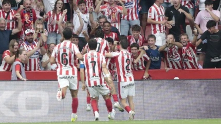 Los jugadores del Sporting celebra un gol