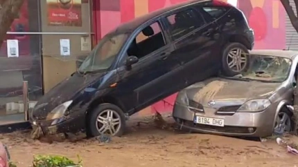 Imagen de coches en la DANA.