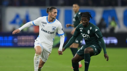 Adrien Rabiot (i) del Marsella y Breel Embolo (d) del Mónaco, en acción durante el partido de la Ligue 1 francesa entre el Olympique de Marsella y el AS Mónaco en Marsella, Francia, el 1 de diciembre de 2024