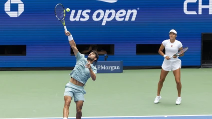 Carlos Alcaraz de España (izquierda) y Emma Raducanu de Reino Unido (derecha) en acción durante su partido de dobles mixto contra Jack Draper de Reino Unido y Jessica Pegula de EE. UU. en el Abierto de Estados Unidos en Flushing Meadows, Nueva York, EE. UU., 19 de agosto de 2025.