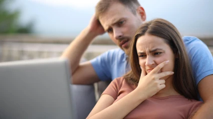 Una pareja preocupada mientras busca vivienda