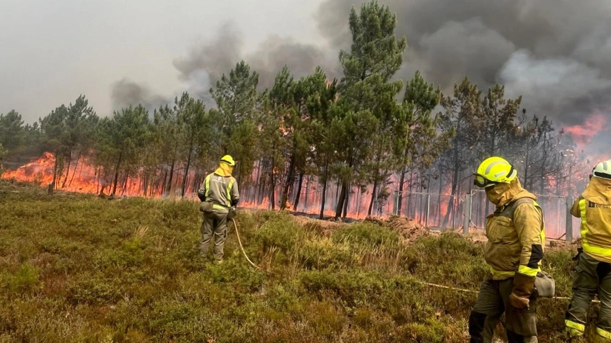 Un bombero ante el incendio forestal de Larouco (Ourense)