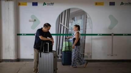 Varias personas esperan para coger el tren en la estación de Chamartín este miércoles