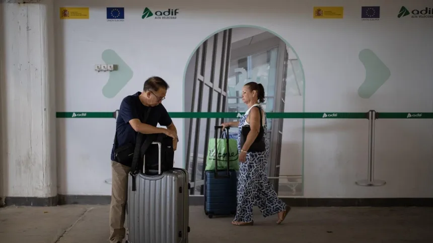 Varias personas esperan para coger el tren en la estación de Chamartín este miércoles