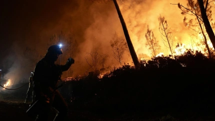 Vista del fuego en el Miradoiro do Alto da Picota, a 22 de agosto de 2025, en Os Peares, Ourense, Galicia