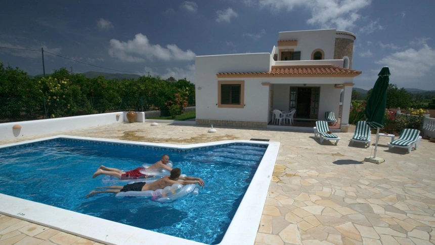 Personas bañándose en una piscina en Ibiza