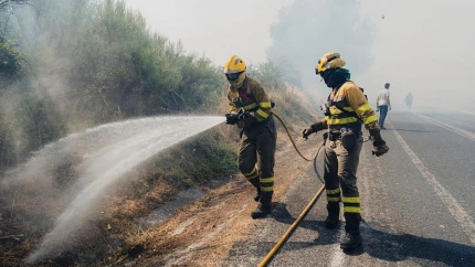 Bomberos extinguiendo un fuego