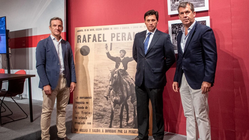 Miguel Martín, Rafael Peralta Revuelta y Víctor Zabala, en la inauguración de la muestra