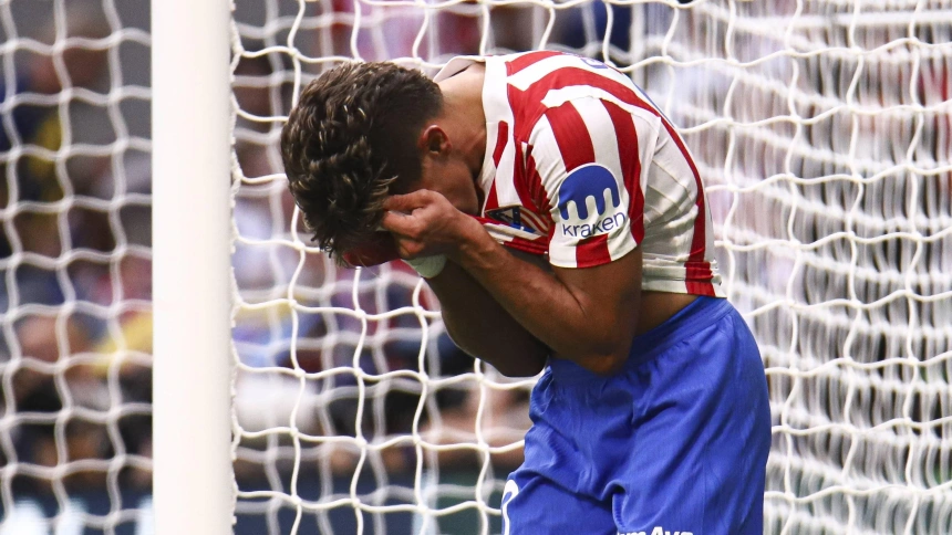 Giuliano Simeone se lamenta tras una de sus ocasiones falladas ante el Elche.