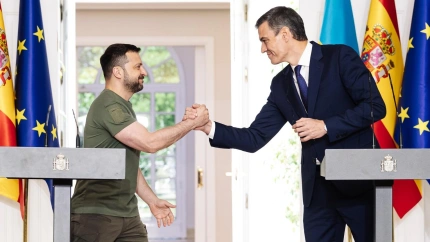 Zelenski dándole la mano a Pedro Sánchez