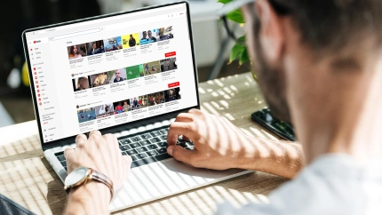 Un hombre utilizando YouTube en su portátil