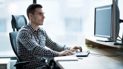 Un chico joven trabajando en la oficina