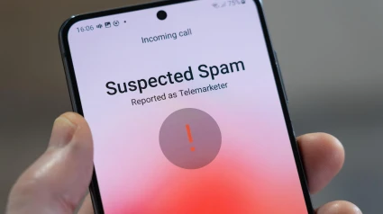 Un hombre sujeta su teléfono móvil mientras recibe una llamada sospechosa