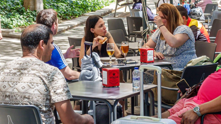 Personas toman una cerveza en una terraza de un bar de Barcelona