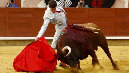 Fernando Adrián, toreando de muleta a 'Batinero' de Román Sorando en Cuenca