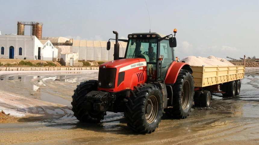 La sociedad que explota las salinas de la Trinidad, en la punta de la Banya, prevé una bajada del 5% este año