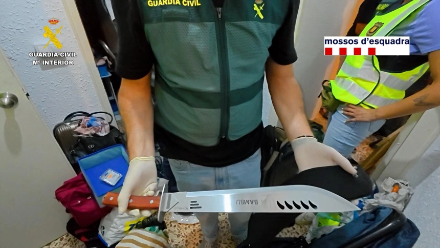 Entre los objetos requisados al detenido destaca un cuchillo de grandes dimensiones